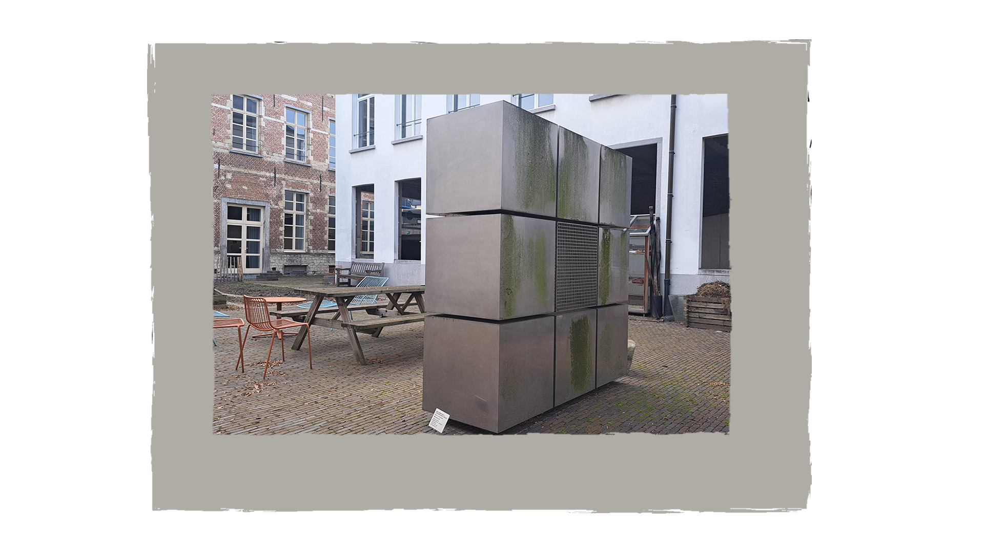 [IN DE TUIN VAN HET BRANTIJSER ORDENT KUNST DE CHAOS] (© [Hanne Colémont] | dwars)