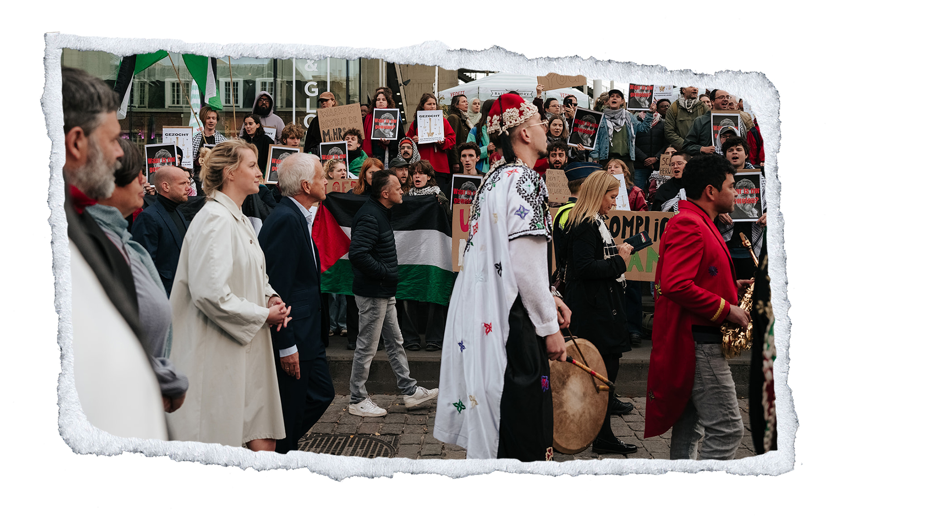  [OVER DE VELE MUREN VAN SCHAAMTE: OPTOCHTEN, PROTESTEN EN DE VERPLAATSING VAN SYMBOLEN] (© [Jelle Jansegers (extern)] | dwars) 