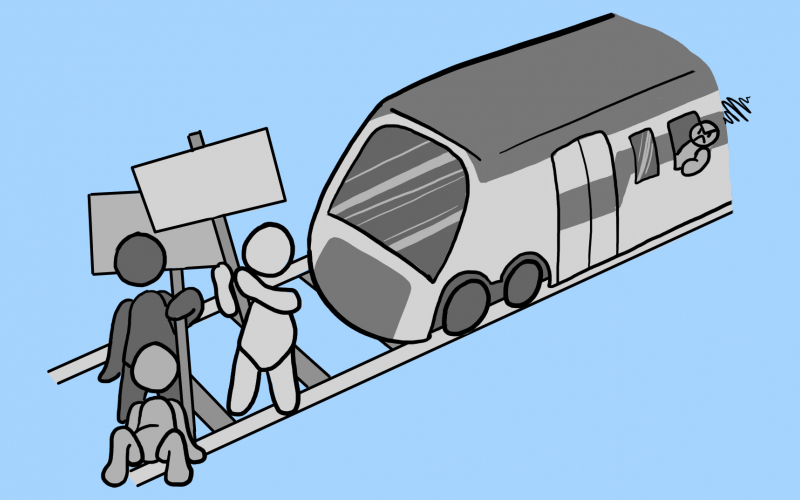 een trein rijdt over de sporen maar moet stoppen voor een groep stakers