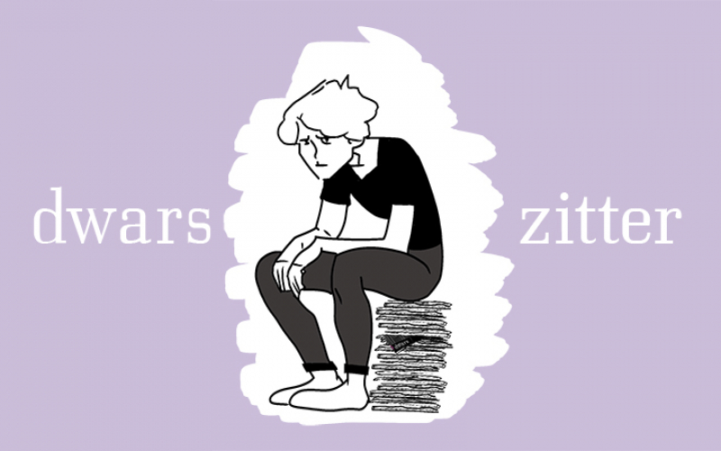 een student zittend op een stapel dwarsen (© Fien Pauwels | dwars)