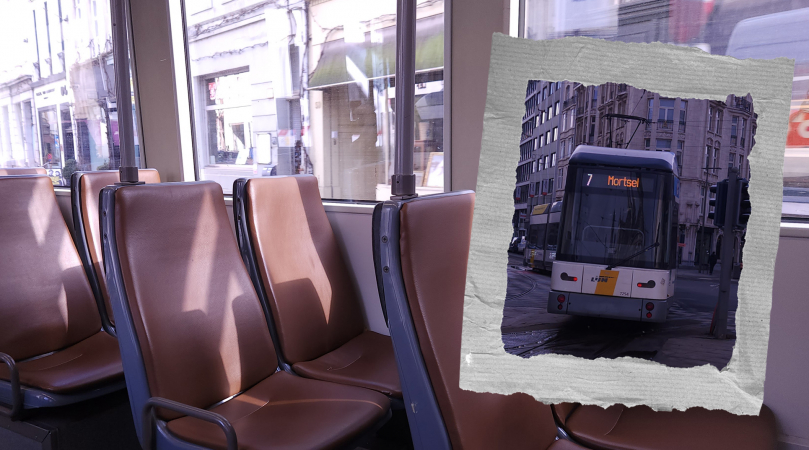 een foto van het interieur van een tram met een kleinere foto van tram 7