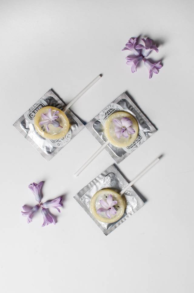condooms en bloemen (© Lisa Decré en Lize D’haese | dwars)