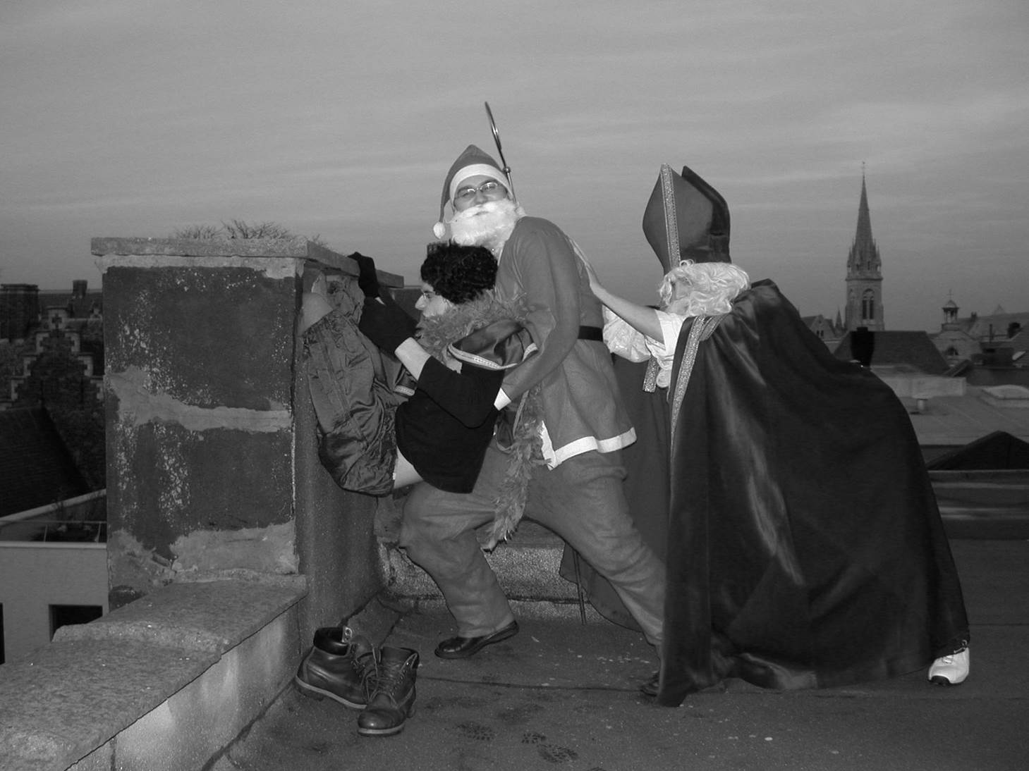 dw22 - Sinterklaas en de kerstman op het dak.jpg